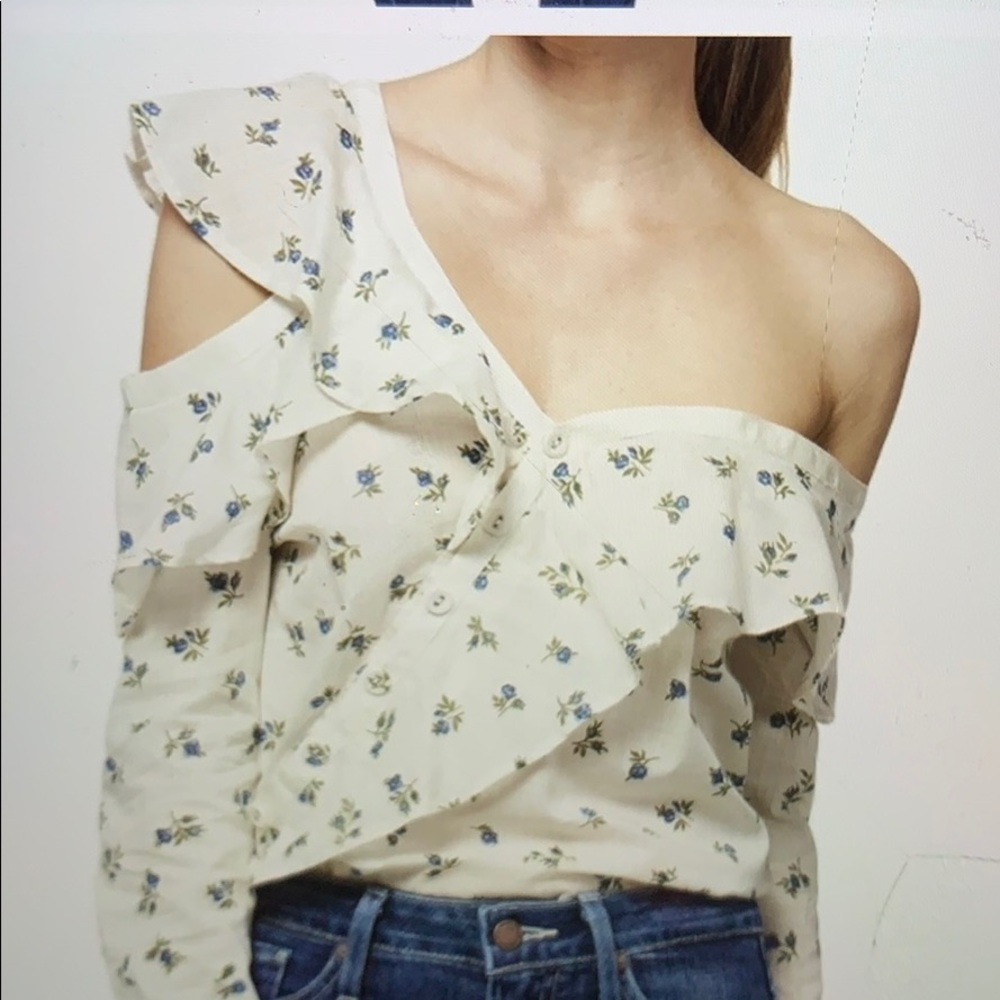 Paige ruffled long sleeve top. Flower print.